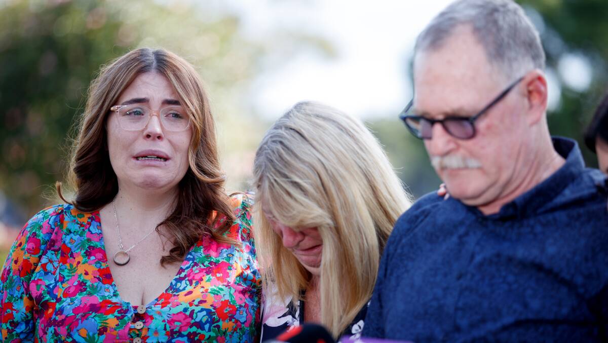 The family of paramedic Steven Tougher has made an emotional visit to the scene where he was killed. (Nikki Short/AAP PHOTOS)