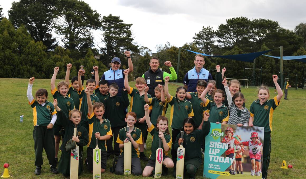 Cricket players Matthew Gilkes, Saskia Horley, Baxter Holt and year two students from Wollondilly Public School. Image by Jacqui Lyons.