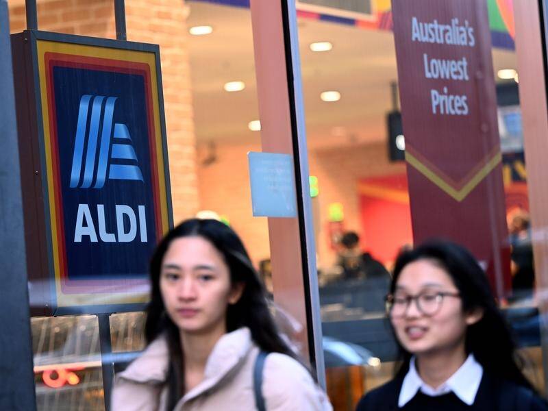 A report into grocery prices found having an Aldi in town forces Coles and Woolworths to compete. (Joel Carrett/AAP PHOTOS)