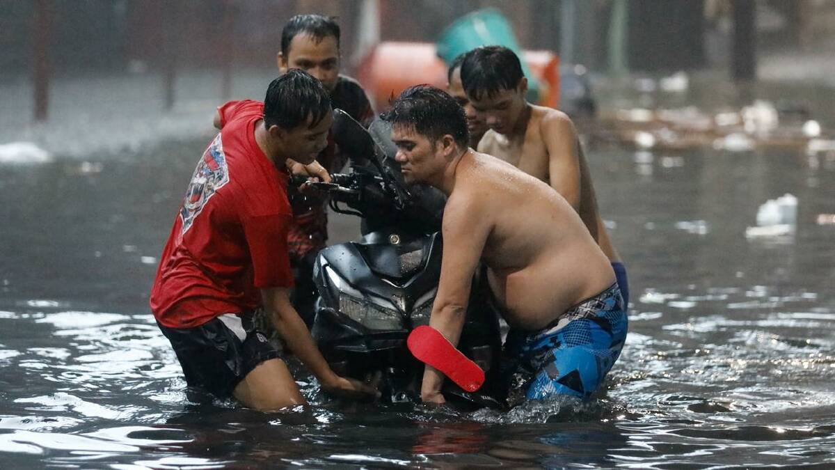 Gaemi and a monsoon brought heavy rain to the Philippine capital region and northern provinces. (EPA PHOTO)