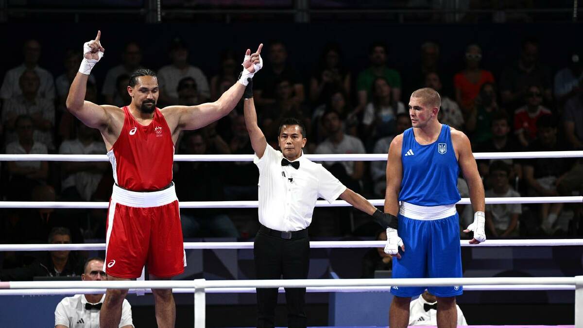 Teremoana Jnr (left) made history as the first Australian super heavyweight to win an Olympic bout. (Dan Himbrechts/AAP PHOTOS)