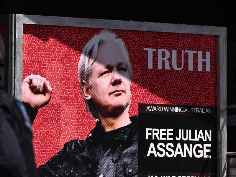 Vigils are being held around the world before a hearing on Julian Assange's extradition case. (Joel Carrett/AAP PHOTOS)
