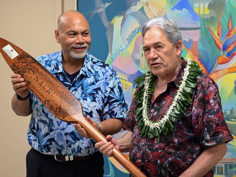 Nauru Foreign Minister Lionel Aingimea exchanges gifts with New Zealand counterpart Winston Peters. (Ben McKay/AAP PHOTOS)