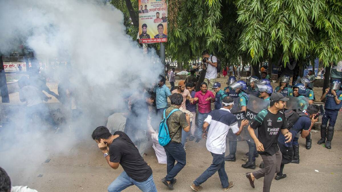 The Bangladesh government will impose a curfew and deploy the army to deal with the protests. (EPA PHOTO)