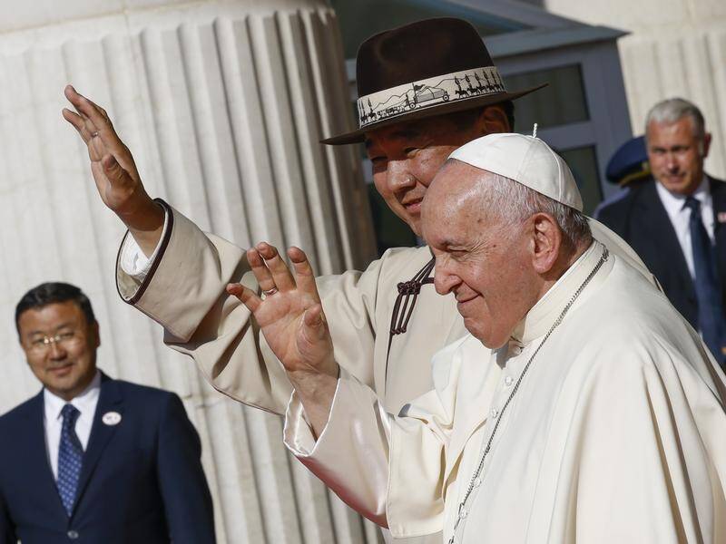 Mongolian President Ukhnaagin Khurelsukh (left) and Pope Francis have greeted crowds in Ulaanbaatar. (AP PHOTO)