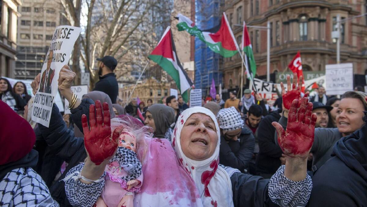 The prime minister was met by pro-Palestine protesters outside Sydney Town Hall. (Jeremy Piper/AAP PHOTOS)