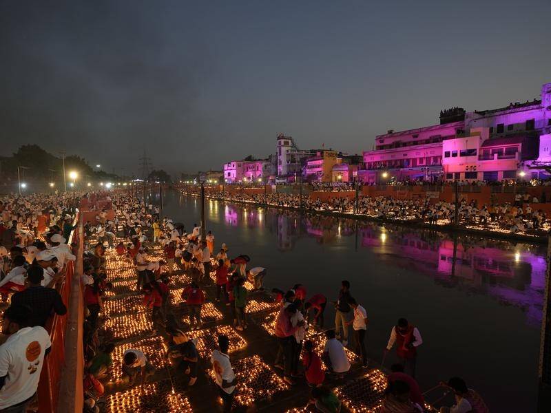 People light lamps on the banks of the river Saryu in Ayodhya, India, to celebrate Diwali. (AP PHOTO)