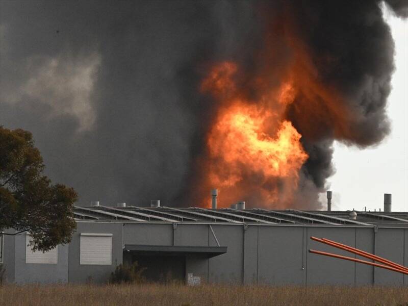 A chemical explosion sparked a large factory blaze at Derrimut in Melbourne's west. (James Ross/AAP PHOTOS)