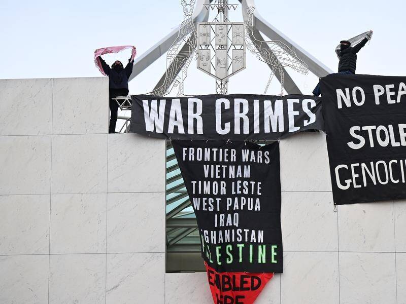 The prime minister condemned the pro-Palestinian protest at Parliament House as 'not peaceful'. (Lukas Coch/AAP PHOTOS)