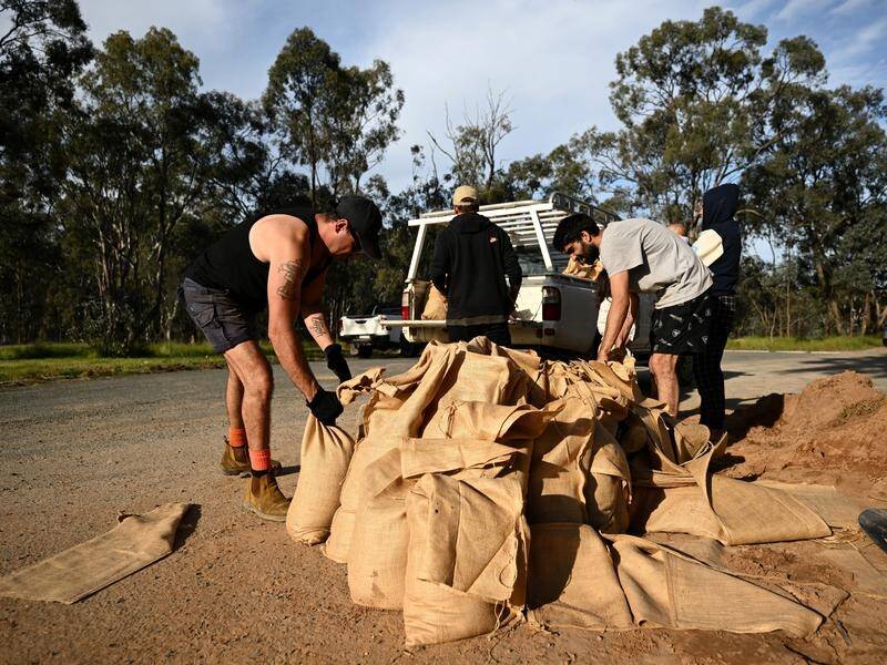 Community members prepare sandbags in Cummeragunja on the NSW border with Victoria. (Joel Carrett/AAP PHOTOS)