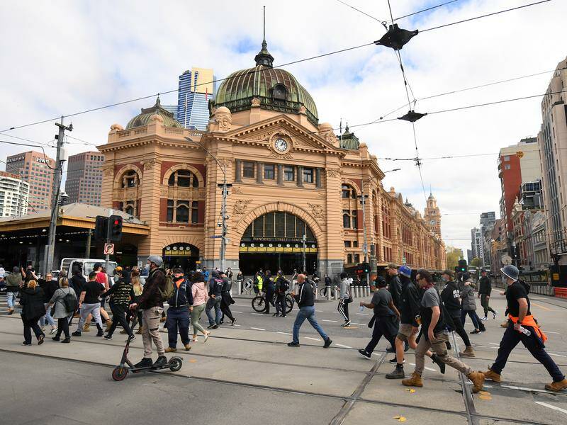 People in Melbourne's outer suburbs are commuting longer than those that live in inner suburbs. Photo: James Ross/AAP PHOTOS