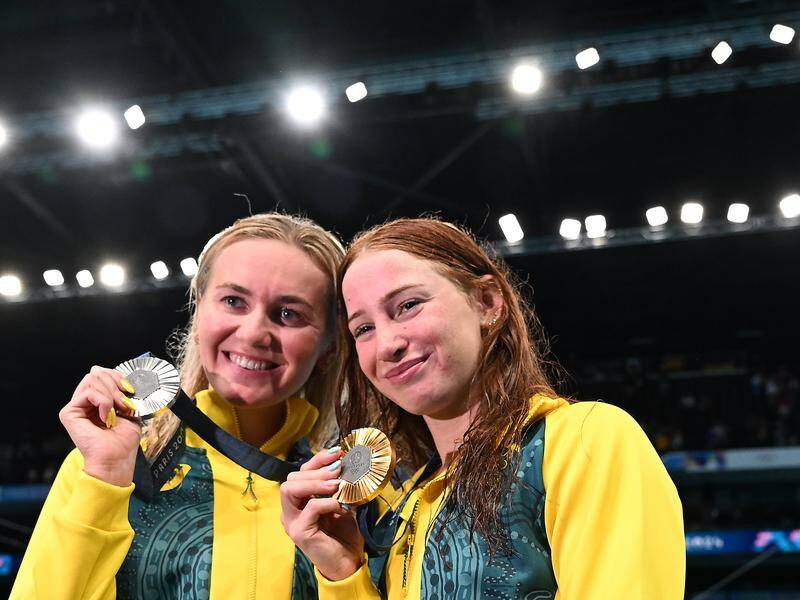 Winner Mollie O'Callaghan (r) and Ariarne Titmus pose after the Olympic 200m freestyle final. Photo: Dave Hunt/AAP PHOTOS