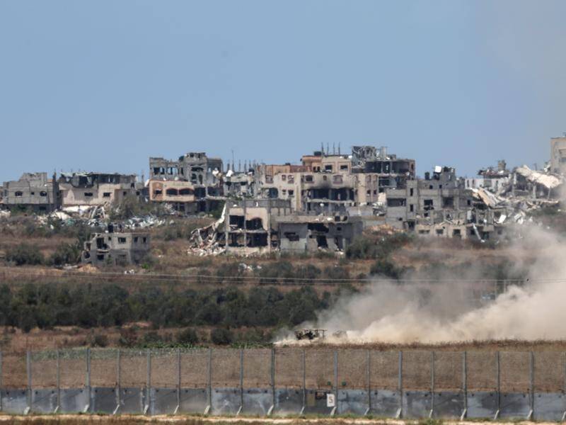 Residents of Shejaia say Israeli tanks have fired shells towards several houses in the area. (EPA PHOTO)